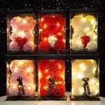 Teddybär in künstlichen Rosen